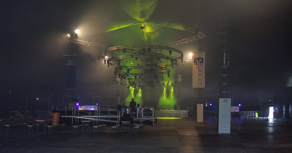 Podium met groene lichtshow
