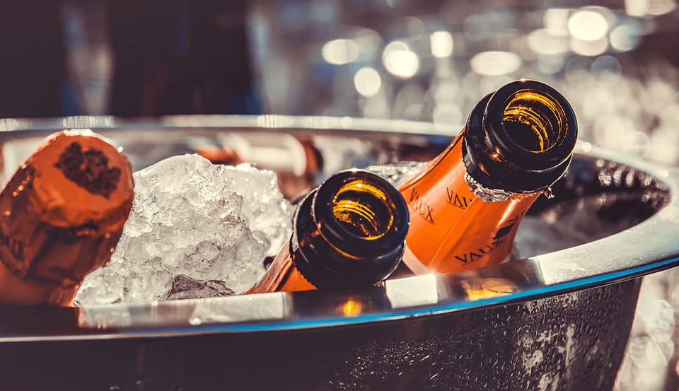 Flessen op ijs in een champagnekoeler