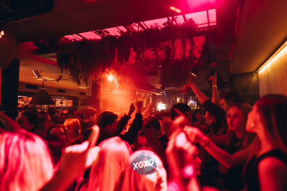 Dansend publiek op een feest van Mosquitos Music